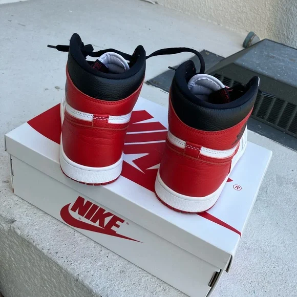 Nike Air Jordan 1 Retro High OG in White and Red - Picture 5 of 12